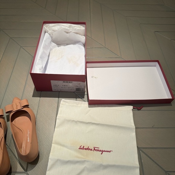 Salvatore Ferragamo Nude/Tan Leather Pointed-Toe Bow Flats - Picture 11 of 14